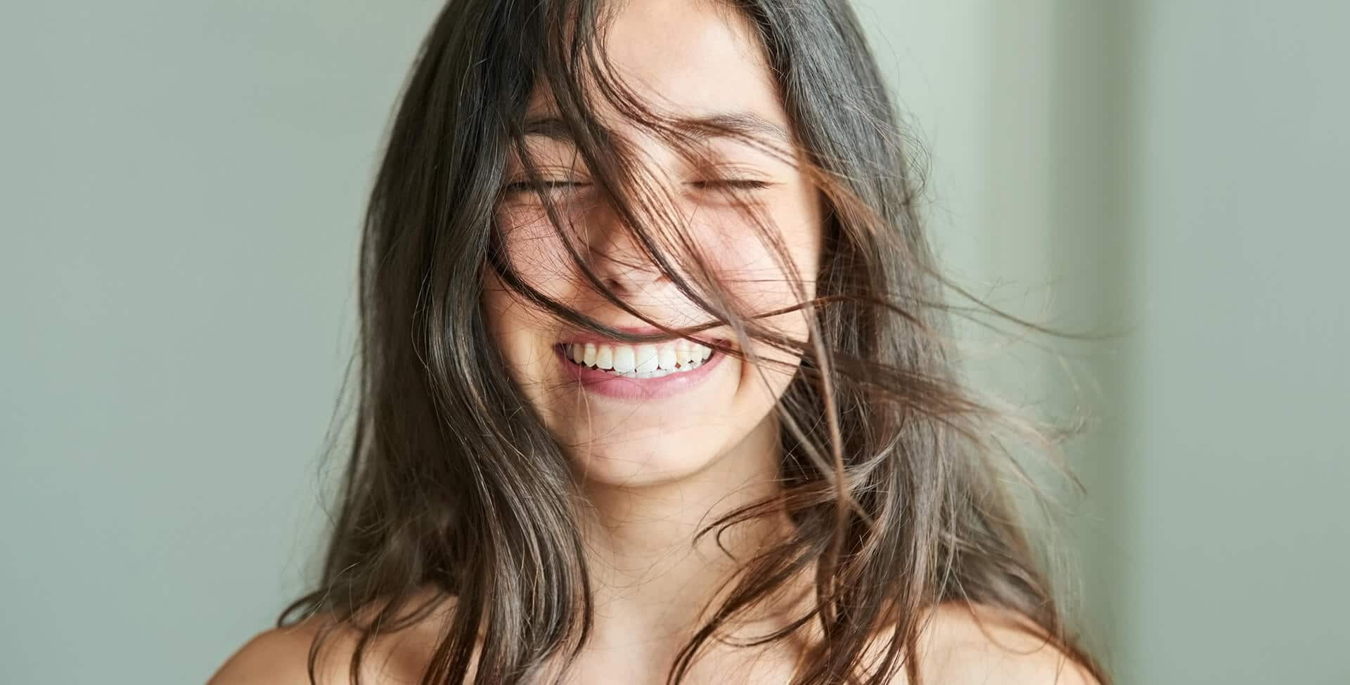 mulher sorrindo, confiante e confortável