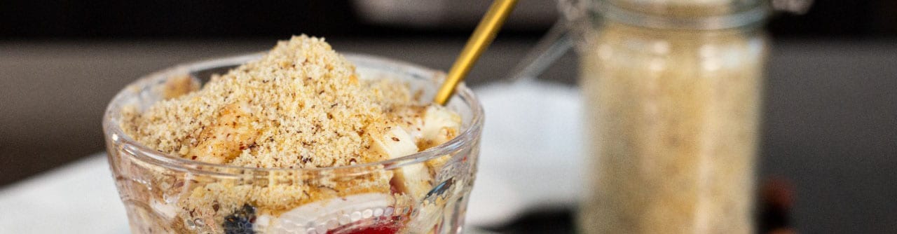 taça com frutas e farofa doce fit