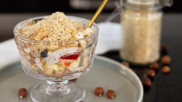 taça com frutas e farofa doce fit