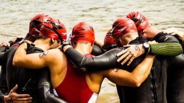 Nadador atleta de alto rendimento abraça outros atletas em uma competição