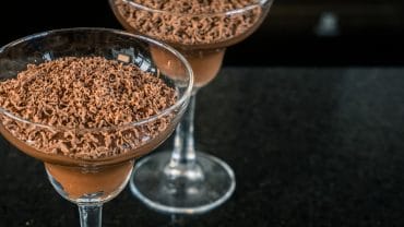 taça de vidro com mousse de chocolate proteico