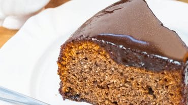 fatia de bolo de chocolate foi