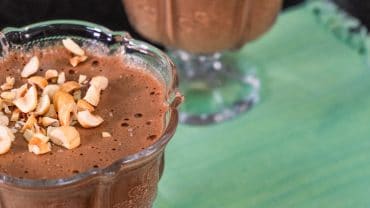 mousse de chocolate sem açúcar servido em uma taça de vidro