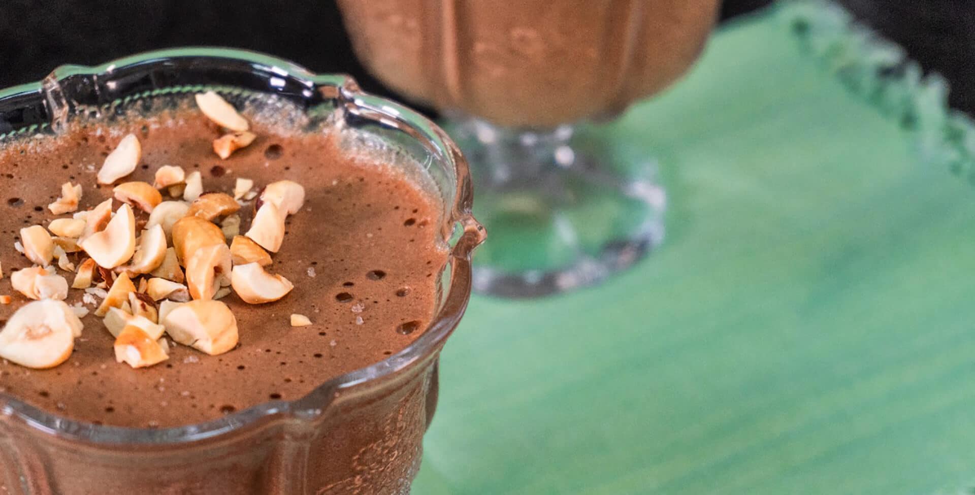 mousse de chocolate sem açúcar servido em uma taça de vidro