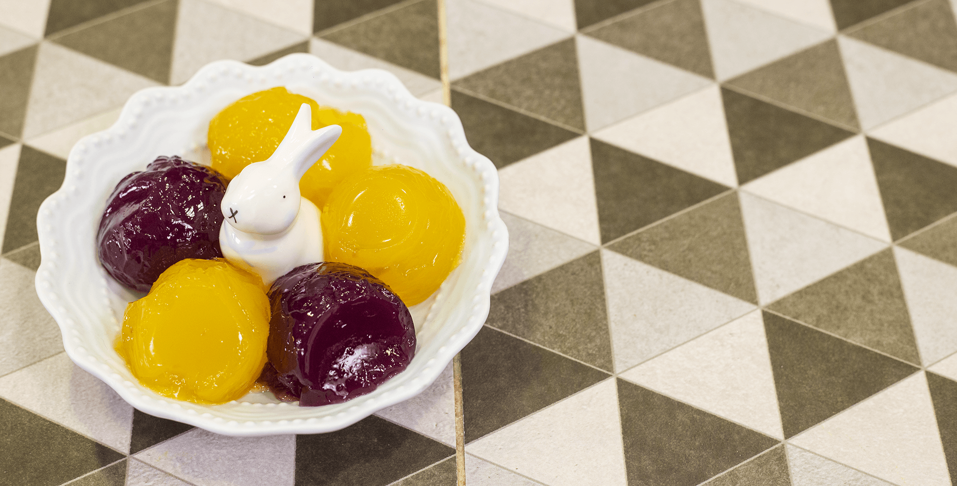 prato sob a mesa com ovinhos de gelatina vitaminada