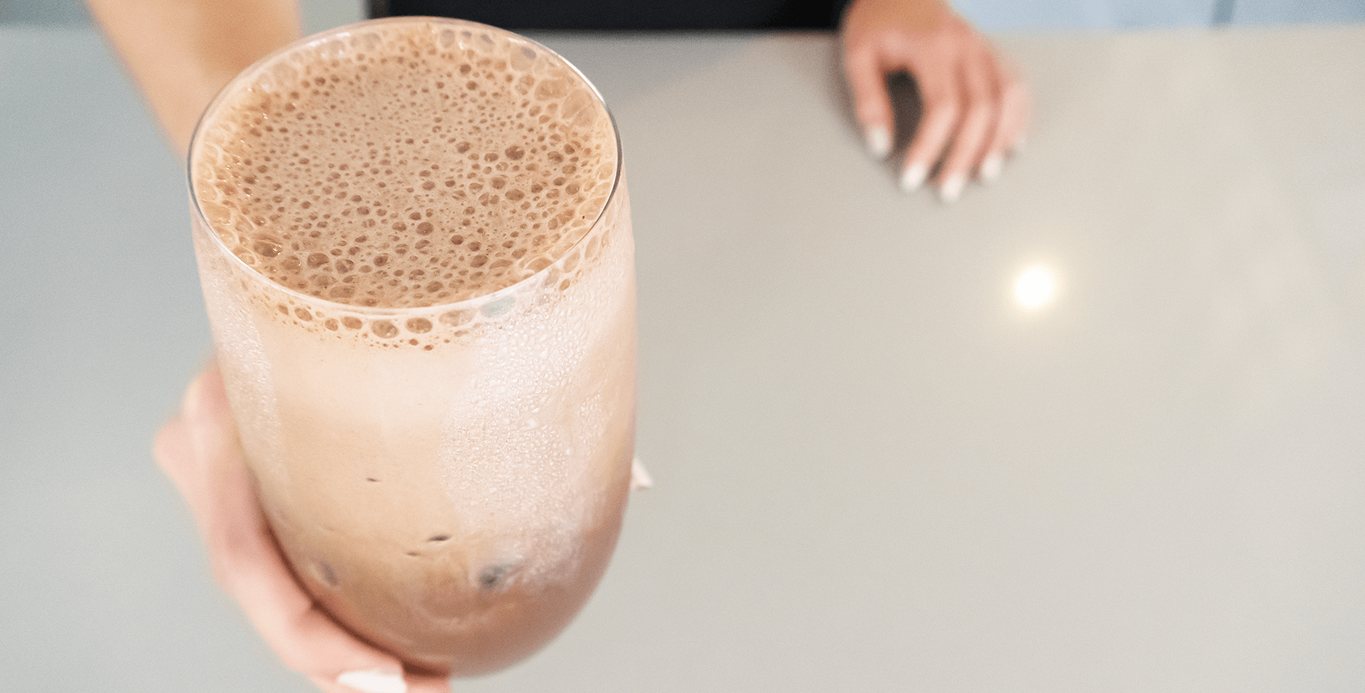 copo com mocha frappuccino