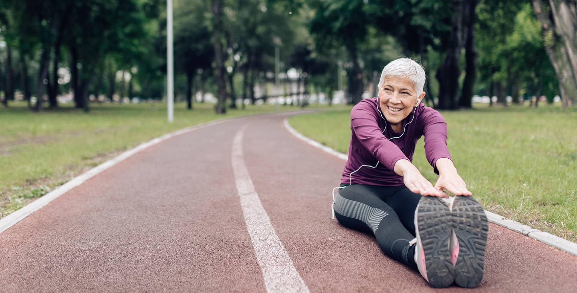 Mulher idosa feliz esticando e se preparando para correr