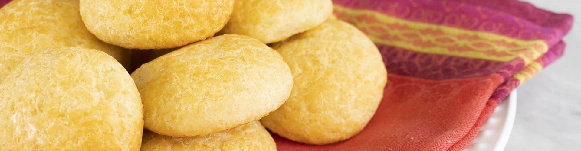 Bolinhas de pão de queijo fit em um prato com guardanapo vermelho