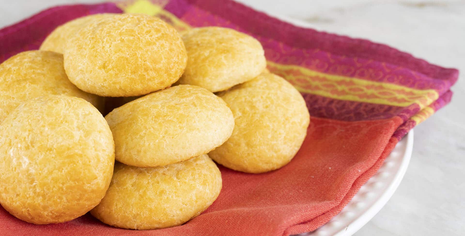 Bolinhas de pão de queijo fit em um prato com guardanapo vermelho