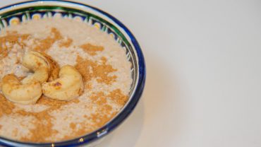 receita de creme de castanha de caju em uma tigela